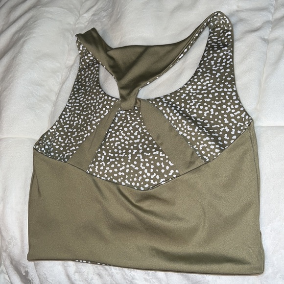 Reversible cropped workout tank - Picture 2 of 4